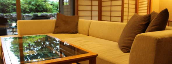 旅館の客室から見える庭